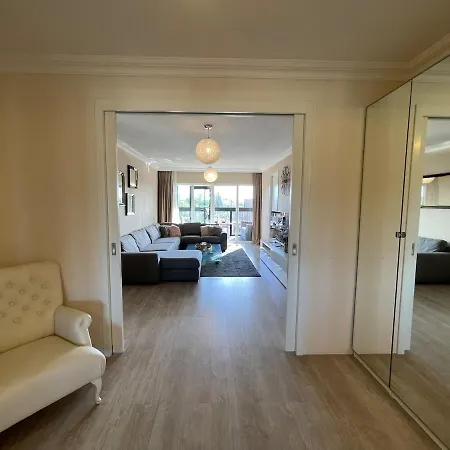 Beautiful Luxury With Skyline Apartment *